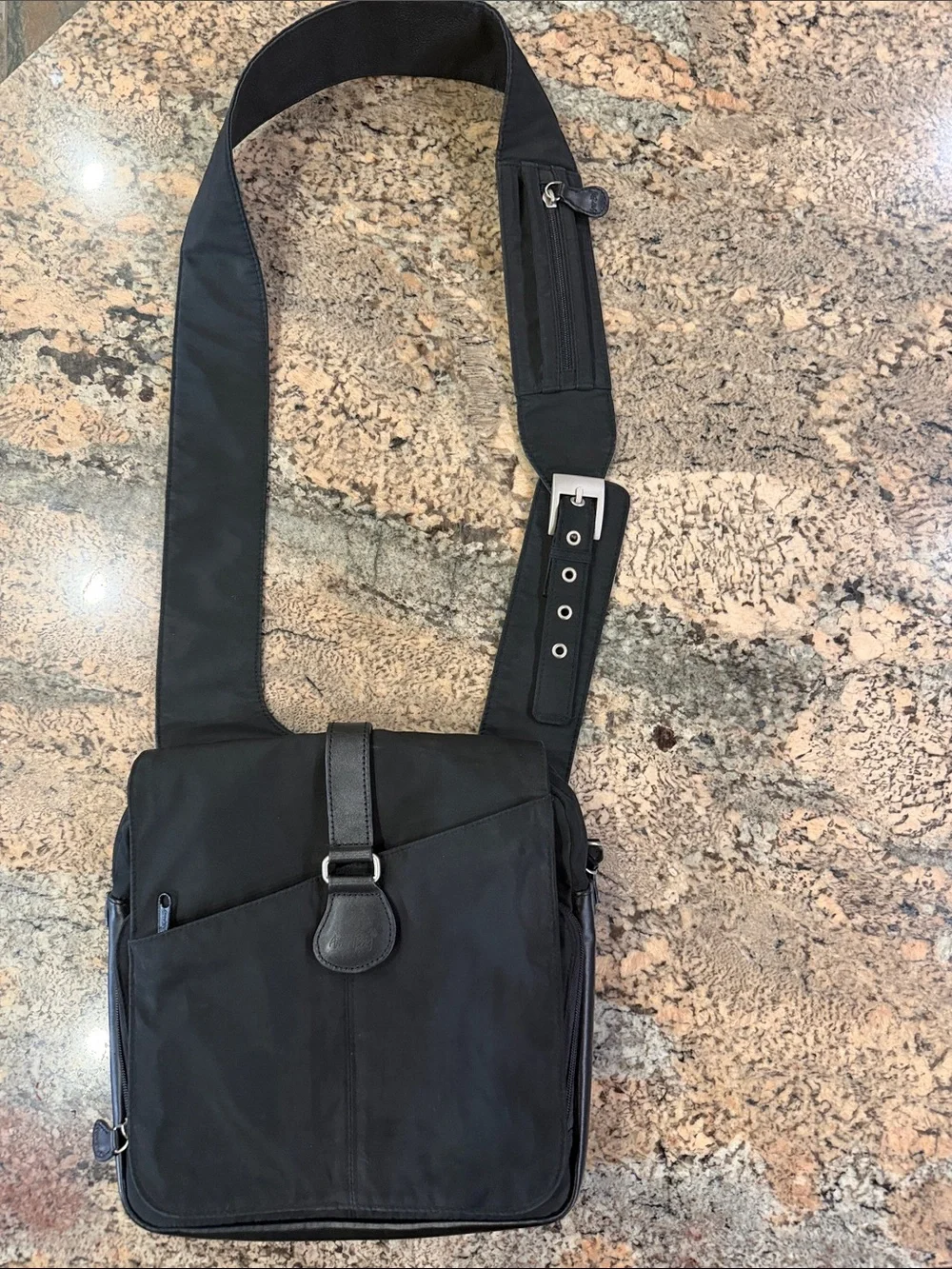 Ameribag Black Men's Messenger Crossbody Bag